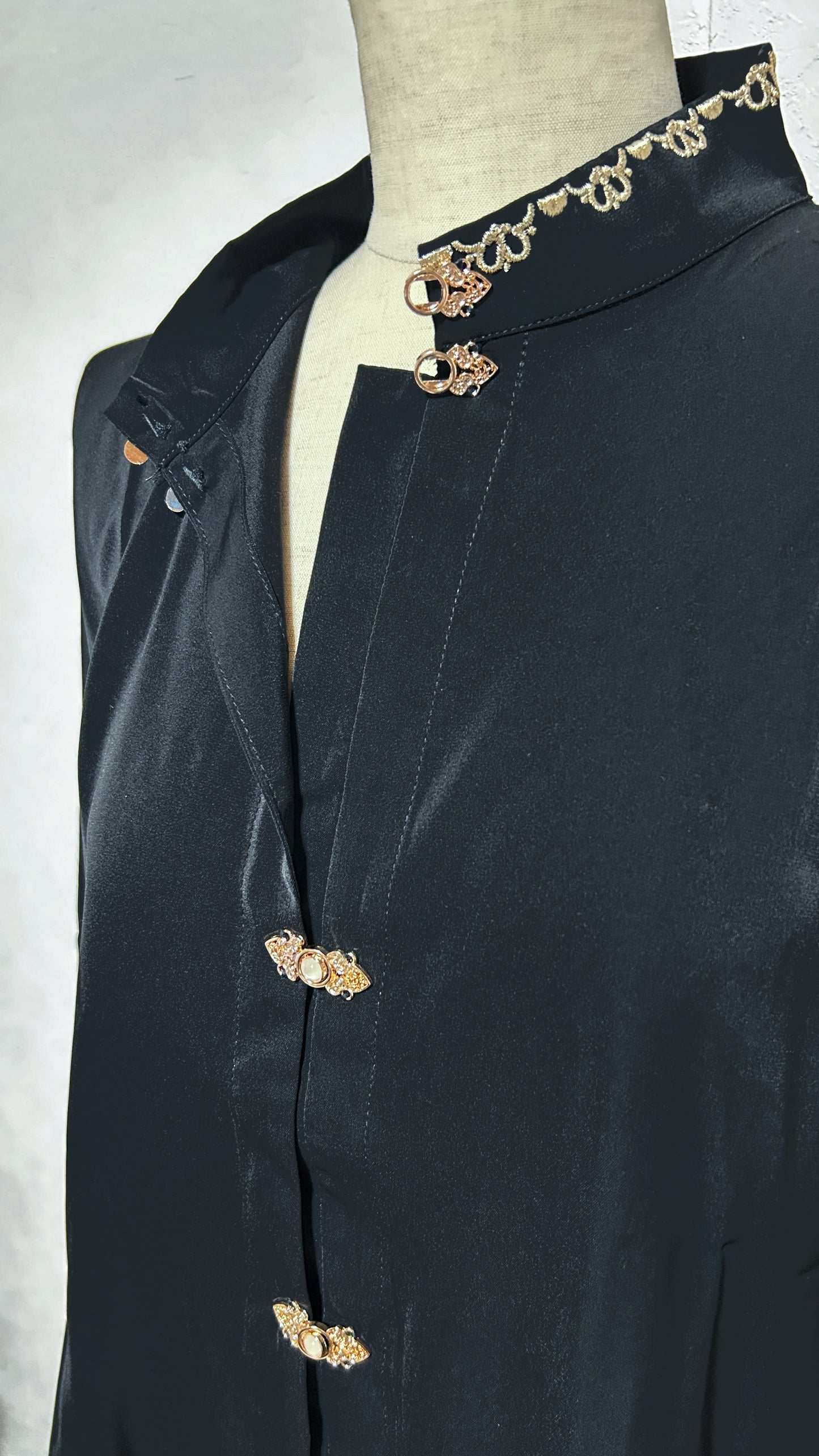 【ブラウス】黒長袖シャツ×刺繍×中華ボタン　
